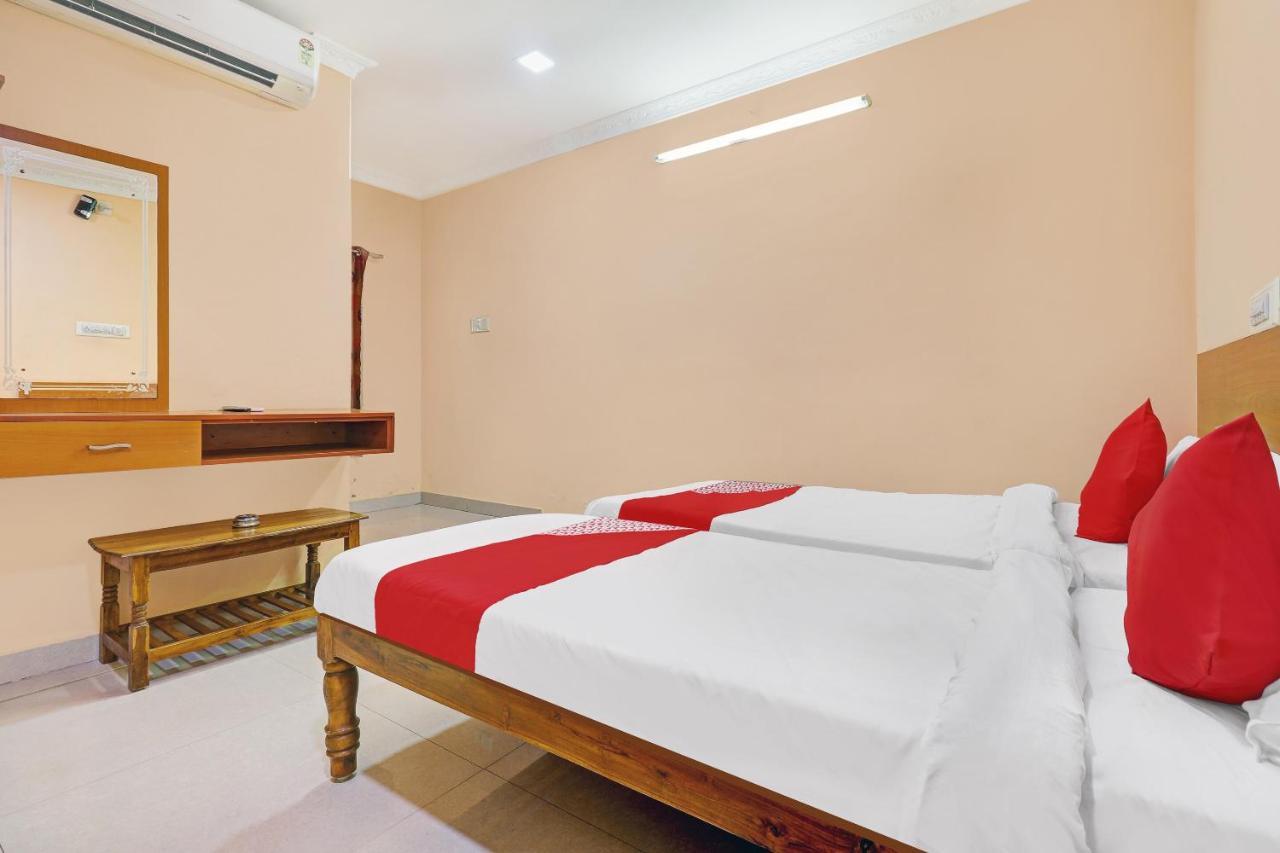 Oyo 81409 Hotel Sivajothi トゥティコロン エクステリア 写真